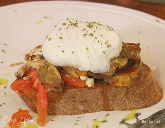 Сбрызнуть хлеб оливковым маслом, выложить на него запеченные грибы, а сверху яйцо пашот. Посыпать орегано.