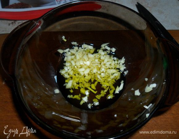 Чеснок измельчить и смешать с оливковым маслом.