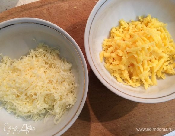 Козий сыр потереть на средней терке, а голландский - на крупной.
