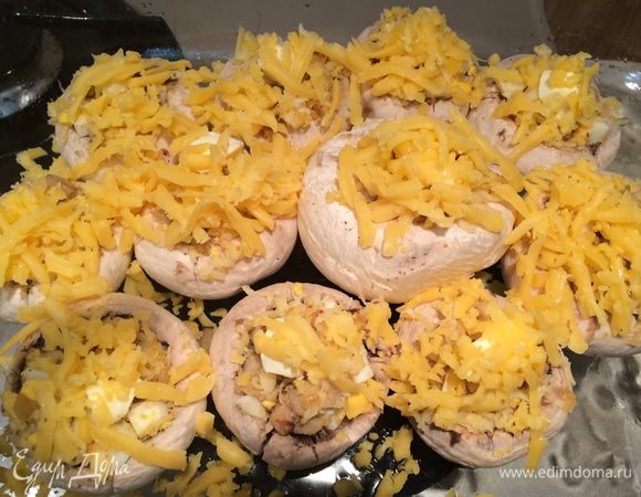 Каждую шляпку посыпать голландским сыром. 
Выпекать в заранее разогретой духовке при температуре 190 градусов 15-20 минут. 



