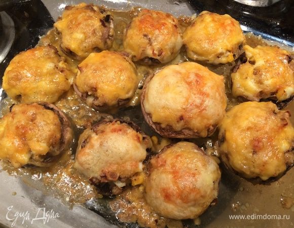 Шампиньоны должны стать мягкими, а начинка — золотистой.

Наше блюдо готово. Приятного аппетита!