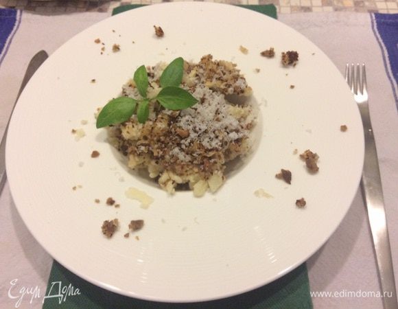 Переносим макароны в соус, перемешиваем присылая боОльшей частью тертого пармезана.  Перекладываем в красивую посудину и присыпаем поджаристыми хрустящими хлебными  крошками (это архиважно для вкуса и текстурности, собственно заменяет эффект запекания ради корочки) и оставшимся пармезаном , ну плюс зелени чуть чуть. Та-даааааам :))