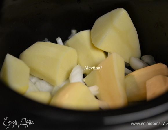 Срежем лишний жир с куска говядины,если имеется. В медленноварку или мультиварку, в жаровню на дно выложим порезанную луковицу кругами,затем очищенный картофель и порезанный на части.