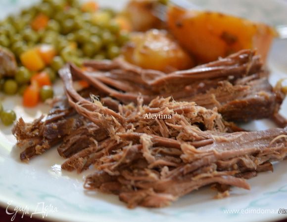 Подаем говядину с картофелем и дополнительными овощами. Полить мясным соком по желанию . Приятного аппетита.