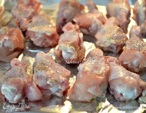 На противень выложим фольгу. Крылышки посолим и поперчим. Положим на фольгу и поставим в разогретую духовку или на гриль запекать на 45 мин. при тем-ре 200 гр.
