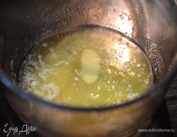 Растопим сливочное масло, помешиваем 5 мин. на огне. Снять и дать остыть. В другой емкости смешаем яблочный уксус и мед, готовим помешивая, чтоб он прогрелся 2 мин. Смешаем с маслом.
