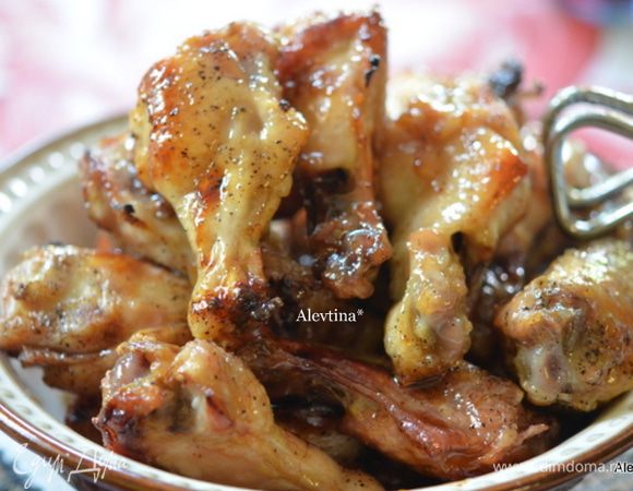 Окунаем каждое крылышко в глазурь, и обратно на противень. Так с каждым крылышком. Ставим обратно в духовку на 15 мин. Подаем к столу. Приятного аппетита.
