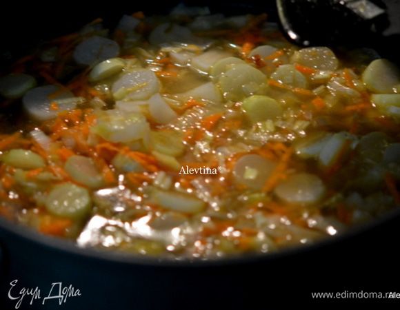 Добавить овощи: порезанный картофель мелко, морковь на терке, бульон. Закрыть крышкой. Готовить еще 10 мин. или до готовности картофеля. Добавить сливки 300 мл., перемешать. Посолить и поперчить. Содержимое взбить в блендаре по желанию.
