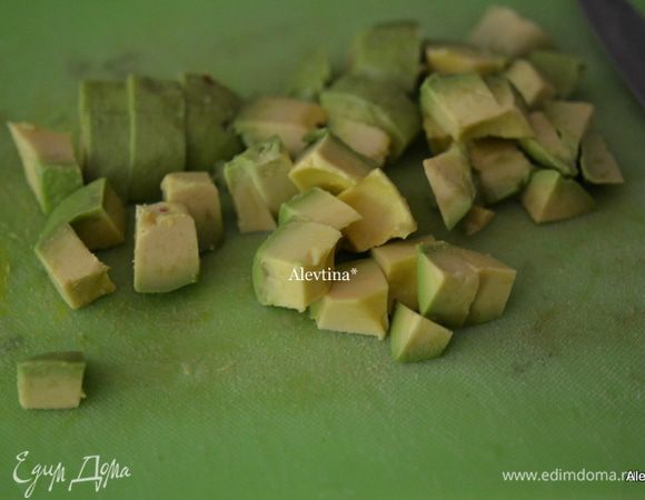 Авокадо очистить и порезать кубиками.
