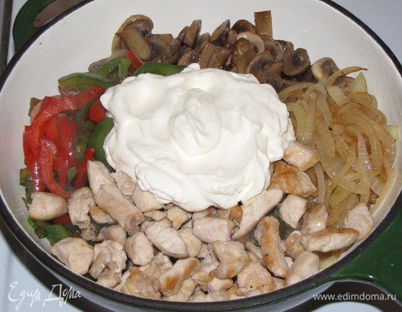 Соединить филе, грибы лук и перец, залить вином и сметаной.