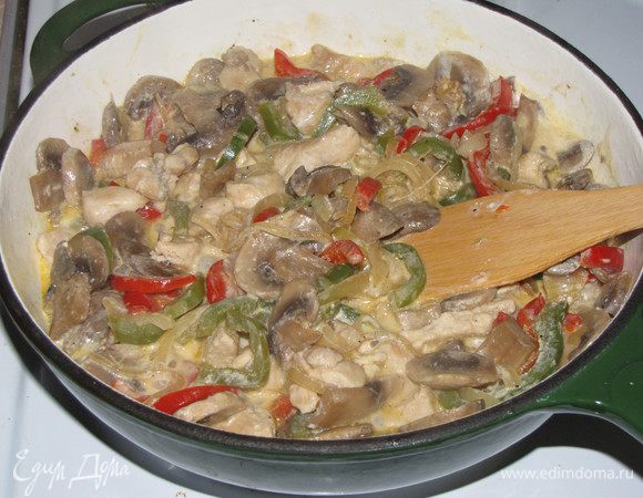 Все перемешать и потушить на небольшом огне до мягкости перца. Затем снять с огня посолить и снова перемешать.