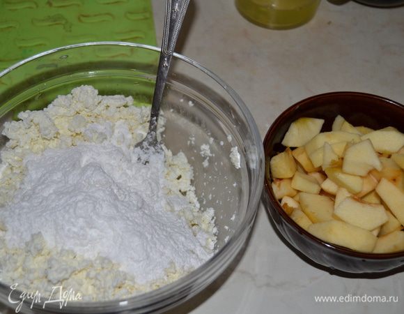 Сливочное масло растираю с сахаром, добавляю 3 желтка и 1 целое яйцо. Тщательно перемешиваю.