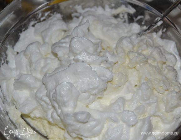 Взбиваю белки с сахарной пудрой для крепких пиков. Смешиваю творог с ванильным сахаром. Затем постепенно смешиваю взбитые белки с творогом. И добавляю нарезанные кубиками яблоки.