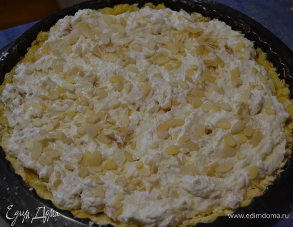 Выпеченную основу смазываю абрикосовым джемом (можно любым другим джемом непринципиально). Затем выкладываю сверху оставшееся тесто и начинку. Начинку присыпаю миндальными лепестками.