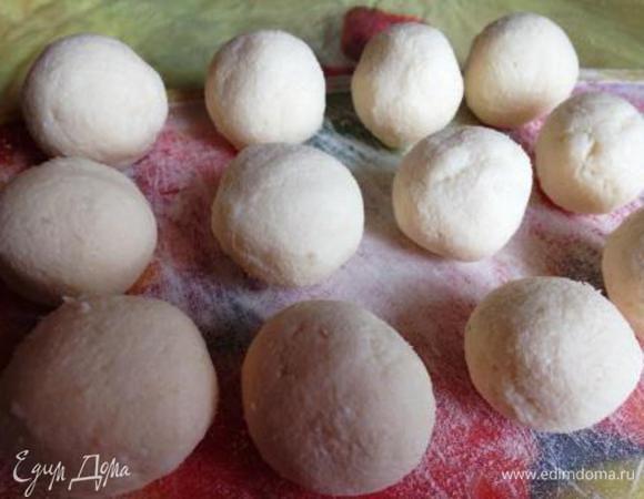 Сначала делаем творожно-кокосовые шарики.
Для этого творог (если у вас зернистый - предварительно протереть через сито, у меня была творожная масса) соединить с желтком, кокосовой стружкой, сахаром и, по желанию, щепоткой ванилина. Хорошо вымешать.
Скатать руками шарики 1,5-2 см, выложить их на досочку и поместить, пока будем готовить тесто, в морозильник.