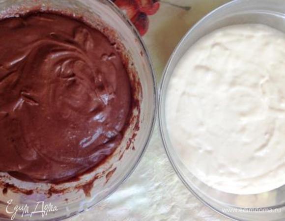 Тесто делим на 2 равные части, в 1 из которых добавляем какао и перемешиваем.