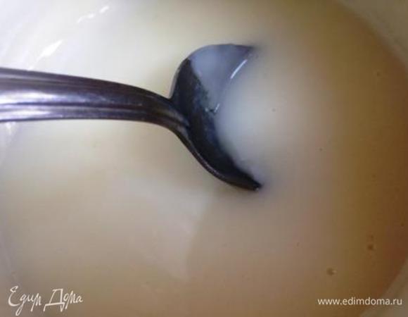 Но хорошего много не бывает и хозяйки трудолюбивые и непоседливые могут заняться кремом, пока выпекается пирог.
В мисочке смешиваем сахар, муку и, по желанию, щепотку ванилина (я люблю ванилин и добавляю его всегда где только можно :) ). Заливаем все это холодным молоком, перемешиваем, ставим на плиту и варим до первых булек.
Убираем с огня и накрываем крем, чтобы поверхность не взялась коркой.