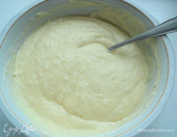 Размягченное сливочное масло растереть с сахаром до бела. Не переставая взбивать, добавить по одному яйца и затем кефир (комнатной температуры). Затем добавить муку, смешанную с разрыхлителем,  и цедру лимона, перемешать ложкой до однородной массы.