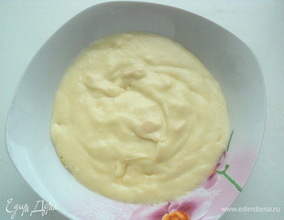 Отделить 1/3 часть теста и добавить в него белый шоколад, поломанный на кусочки.