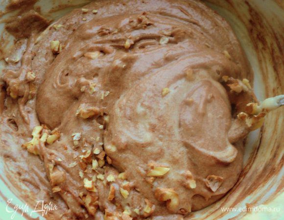 В оставшуюся часть теста добавить какао и дробленные грецкие орехи, перемешать.