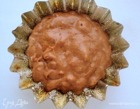 Шоколадным тестом наполнить одну формочку для кекса (у меня Ф-10см). Она нам послужит подставкой для букета «роз». 