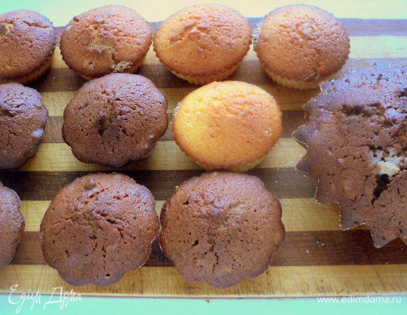 Выпекать капкейки при температуре 180 градусов 25 минут. Готовые капкейки охладить.