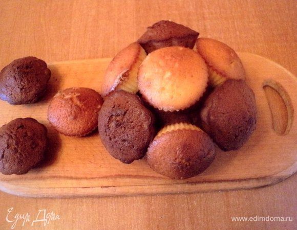 При помощи зубочисток закрепить капкейки на подставке из кекса, чередуя по цвету. 