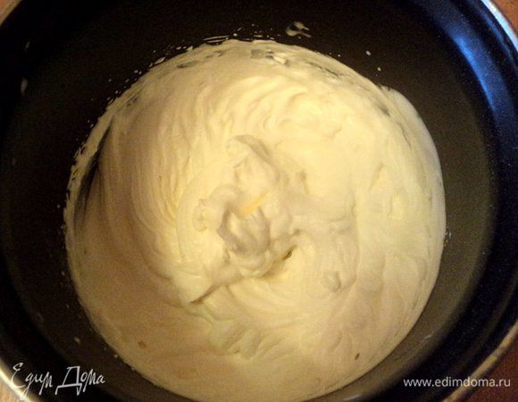 Сливки взбить с сахарной пудрой и закрепителем для сливок до устойчивых пиков.