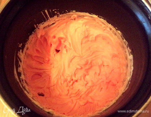 Взбитые сливки разделить на 2 части. В одну часть добавить красный пищевой краситель.