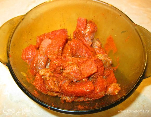 Правда, чоризо у нас редкость. Вместо нее я взял сто грамм свинины, нарезал брусочком, смешал с двумя столовыми ложками бальзамического уксуса, чайной ложкой острого чили, двумя чайными ложками сладкого кайенского перца и немного обжарил в минимальном количестве растительного масла.