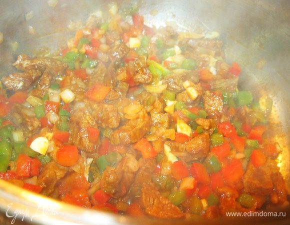 Мелко порубил по половинке зеленого и красного сладкого перца и головку белого салатного лука. В кастрюле разогрел две столовых ложки растительного масла и пассировал лук, потом добавил к нему сладкий перец и «чоризо», то есть свинину с перцем. Для аромата добавил пару мелко порубленных зубчиков чеснока.