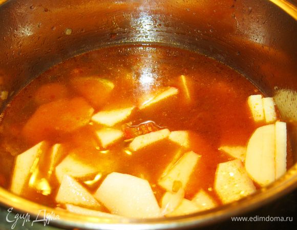 Четыре небольших картофелины почистил, произвольно нарезал крупными кусками, положил в кастрюлю и залил стаканом горячей воды. 