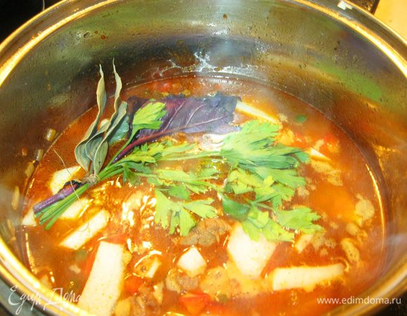 Для аромата положил по веточке базилика и петрушки и пару листиков лаврушки перевязанных ниткой. Ну конечно нужно посолить. По желанию можете добавить любые приправы и пряности. Вообще-то нужно было добавить чили, но, в моем случае, его достаточно в свинине.