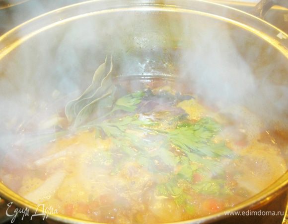 Когда картошка сварится, блюдо готово.
Получилось простое, но очень вкусное ароматное блюдо.  Для меня перца достаточно. Нежная картошка с мягкой свининой в душистом овощном соусе. Остатки соуса я доел, собирая его кусочками свежего белого хлеба. Очень вкусно!
