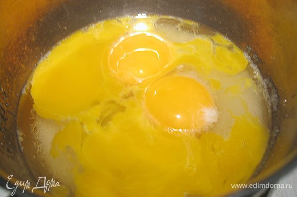 Мусс с розой и шампанским. Яйца разделить на желтки и белки. Сначала приготовить кремю. Замочить желатин. Желтки смешать с сахаром (50г) и шампанским. Поставить на водяную баню, постоянно помешивая варим пока масса не посветлеет и загустеет. Снять с огня, добавить распущенный желатин и мешать пока не растворится желатин.