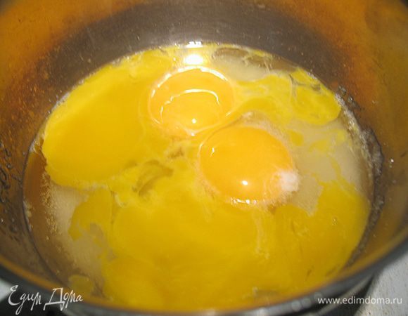 Мусс с розой и шампанским. 
Яйца разделить на желтки и белки. 
Сначала приготовить кремю.
Замочить желатин. Желтки смешать с сахаром (50г) и шампанским. Поставить на водяную баню, постоянно помешивая варим пока масса не посветлеет и загустеет. Снять с огня, добавить распущенный желатин и мешать пока не растворится желатин. 