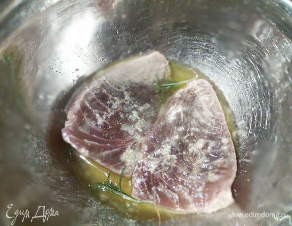 Стейки тунца ( шириной приблизительно 1,5-2 пальца) посолить, поперчите и замаринуйте  в смеси оливкового масла и лимонного сока с иголочками розмарина. 