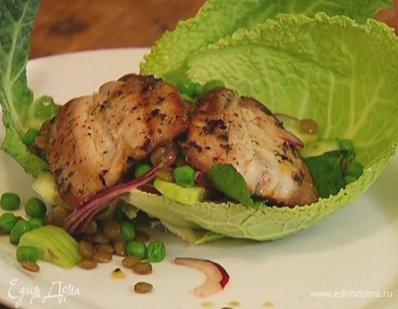 Сверху поместить обжаренную рыбу.