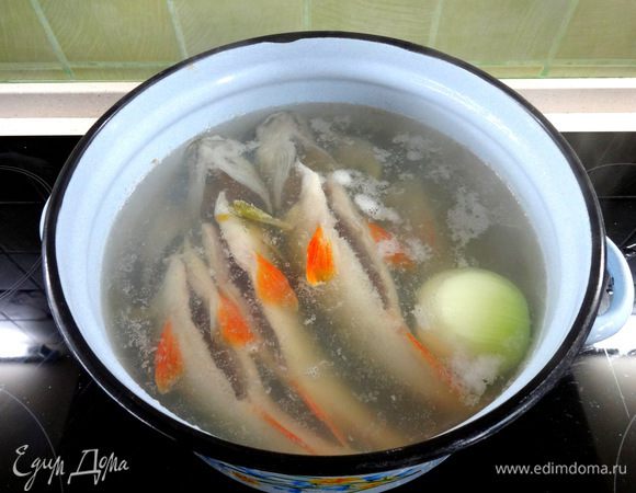 Сложить в кастрюлю и влить холодную воду.Добавить  очищенный лук, соль и поставить на огонь.
Довести до кипения, снять пену и варить 10-15 минут на медленном огне.
