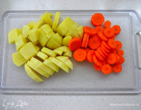 Картофель нарезать кубиками, морковку кружочками.