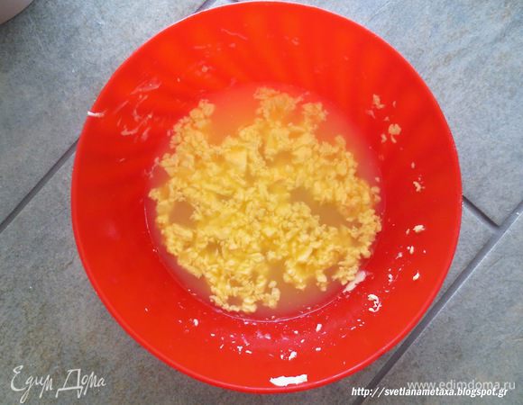 Теплую воду налить в миску, добавить яйцо, сливочное масло, соль и перемешать.