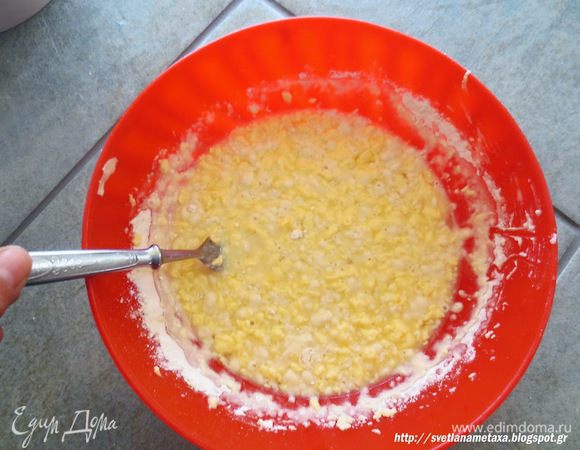 Добавляем постепенно муку и перемешиваем вилкой.