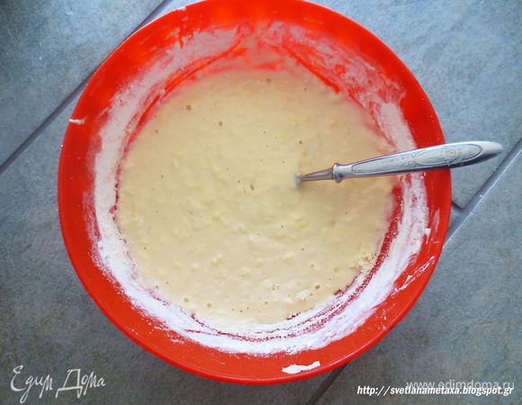 Добавляем муку, пока она не закончится и постоянно перемешиваем.