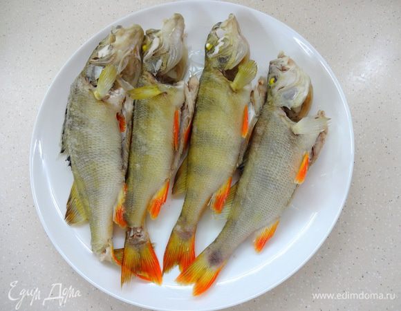 По истечении времени аккуратно вынуть рыбку,  а в бульон   положить картофель, морковку, лавровый лист и перец горошком. 