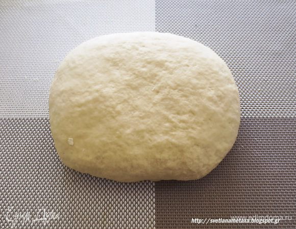 Теперь тесто перекладываем на рабочую поверхность и замешиваем.