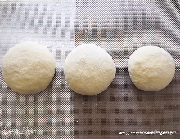 Тесто делим на 3 равные части и формируем их них колобки.