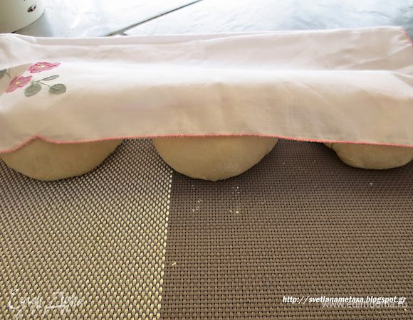 Накрываем колобки салфеткой и оставляем на 20 минут