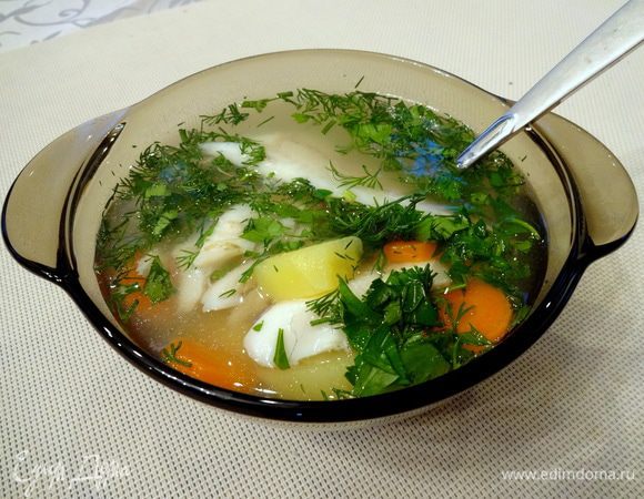 Готовую уху разлить по тарелкам, посыпав мелко нарезанной зеленью.