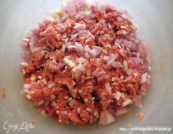 Тем временем готовим начинку.

Я использовала фарш, но вы можете мясо порезать на маленькие кусочки, как Вам больше нравится.

Мясной фарш или мясо, порезанное на маленькие кусочки, смешиваем с бараньим жиром (курдучным салом), луком, зеленью, следом солим, перчим, добавляем специи по вкусу и хорошо перемешиваем.