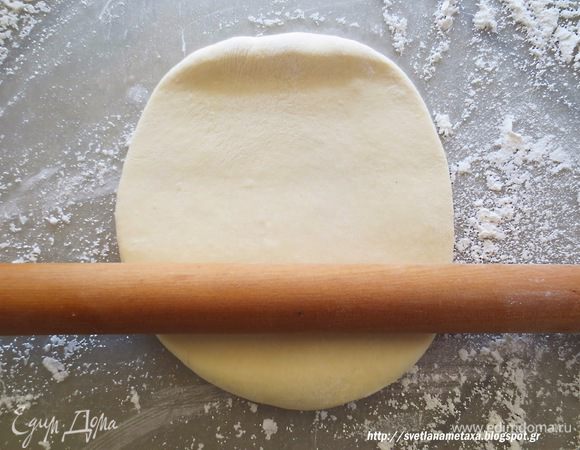 Пока занимались начинкой, тесто стало готовым к формированию самсы.
Берем колобок и начинаем раскатывать его.